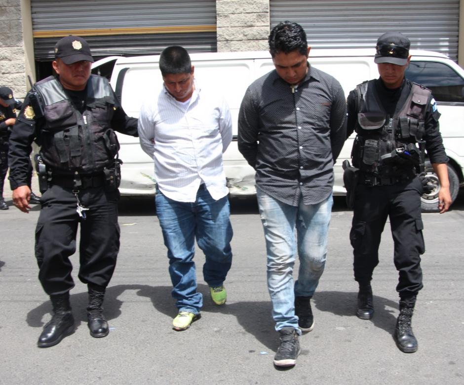 Dos hombres fueron capturados por secuestrar al piloto de una panel. (Foto: PNC)