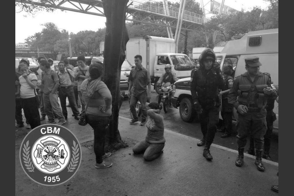 Una agente de la PNC capturó a los tres supuestos asaltantes. (Foto: Bomberos Municipales) 