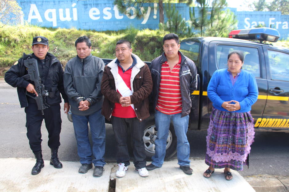 La poblaci&oacute;n de San Francisco la Uni&oacute;n, Quetzaltenango, mantuvo retenidos a tres polic&iacute;as para pedir la liberaci&oacute;n de los capturados que aparecen en la imagen sindicados de traficar personas a EE. UU. (Foto: PNC)