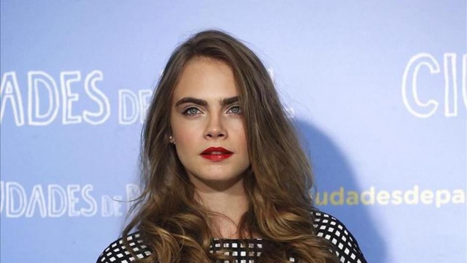 La modelo brit&aacute;nica se mostr&oacute; hoy divertida y espont&aacute;nea en Madrid, donde asegur&oacute; que es "adorable" la imagen de la alcaldesa de Jerez (sur), que luce lo que se conoce como "pies retrovisor" y que ha triunfado en las redes sociales. (Foto: www.eldiario.es)