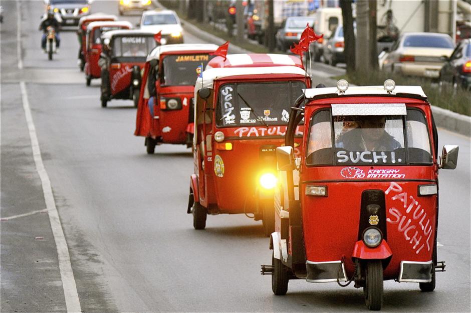 La caravana del zorro no discrimina. La acompañan también los tuc tucs aunque no sean precisamente motos. (Foto: Deccios Serrano)