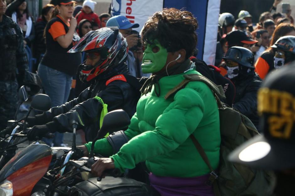 Un motociclista disfrazado de Hulk participa en la tradicional Caravana del Zorro. (Foto: Alejandro Bal&aacute;n/Soy502)