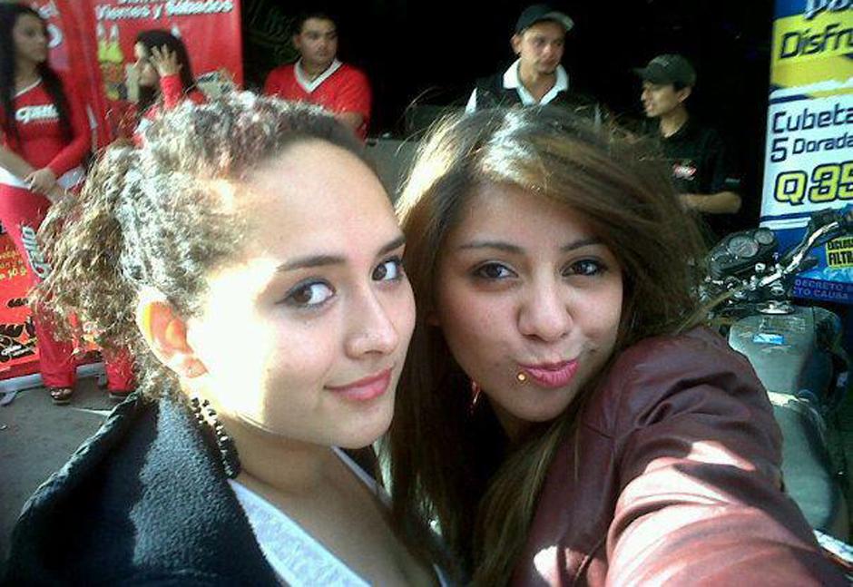 Las j&oacute;venes que lanzaron polvo blanco contra la exvicepresidenta son Dairy Cot&oacute;n y Geraldine del Cid. (Foto: tomada de Facebook)