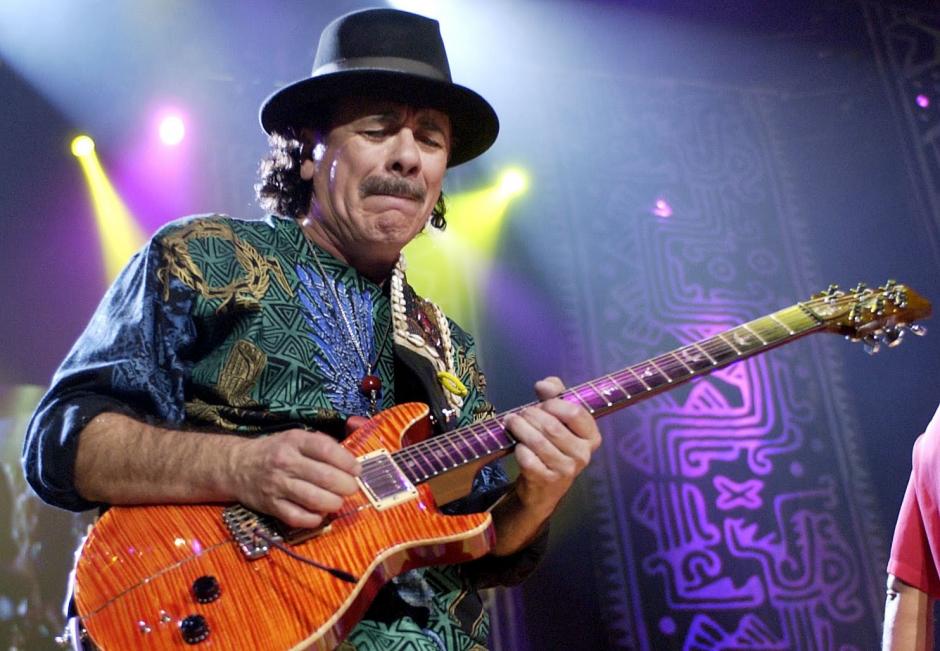 Carlos Santana, public&oacute; autobiograf&iacute;a. "Saludo la luz que eres y que est&aacute; dentro de tu coraz&oacute;n", escribi&oacute; el guitarrista en su libro. (Fotograf&iacute;a: EFE)