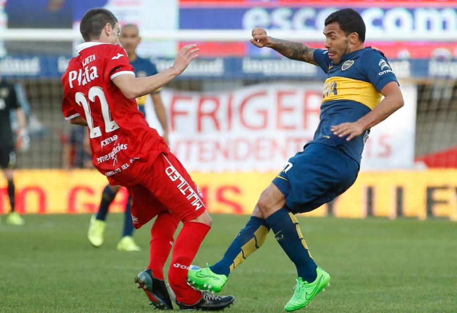 Carlos T&eacute;vez protagoniz&oacute; una fuerte falta que mand&oacute; al hospital a Ezequiel Ham. (Foto: taringa.net)