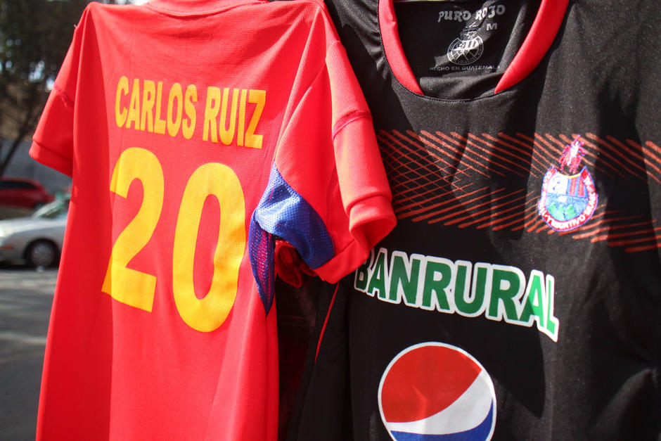 Las camisolas de Carlos Ruiz son de las m&aacute;s vendidas en el mercado. (Foto: Archivo/Soy502)