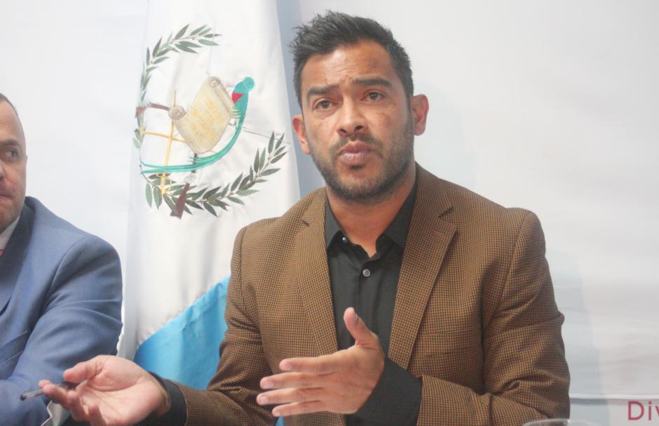Carlos "El Pescado" Ruiz en conferencia de prensa donde aclar&oacute; sobre el cheque de Q40 mil que recibi&oacute; de la Fedefutbol. (Foto: Luis Barrios/Soy502)