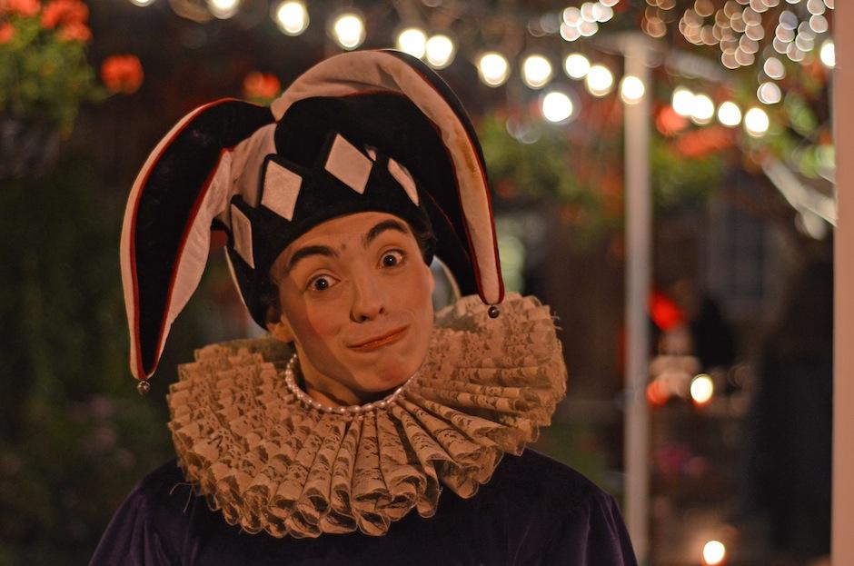 Personajes salidos de las fiestas venecianas llegaron a L'Oster&iacute;a. (Foto: Esteban Biba/Soy502)&nbsp;