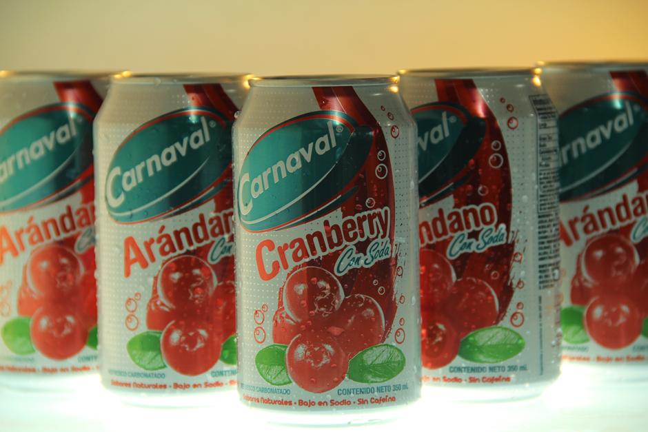 La embotelladora Salvavidas, S.A., presentaron recientemente un nuevo sabor al cat&aacute;logo de bebidas Carnaval: Ar&aacute;ndano con Soda. (Foto: Alexis Batres/Soy502)