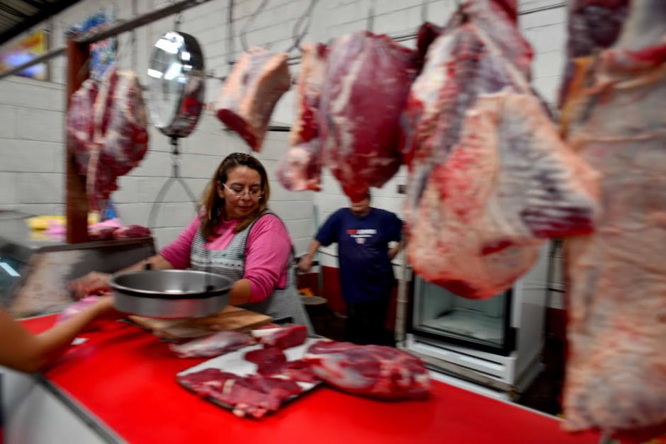 Ganaderos, abastecedores, expendedores y autoridades del MAGA no lograron concensos para fijar un precio en la libra de carne de res. Los expendedores dicen que no comprarán carne hasta hayan acuerdos. (Foto: Jesús Alfonso/Soy502)&nbsp;