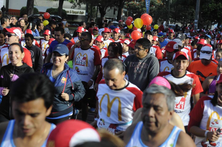 Unos 4 mil corredores se inscribieron en la Carrera ben&eacute;fica.  (Foto: Pedro Pablo Mijangos/Soy502)