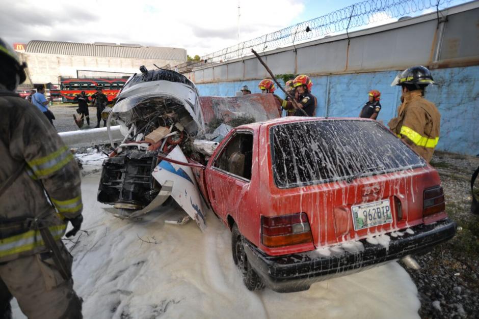 El due&ntilde;o del carro destrozado por el accidente no estaba en el lugar. (Foto: Wilder L&oacute;pez/Soy502)