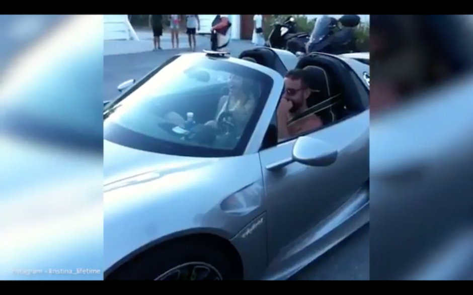 El joven subi&oacute; a su Porsche 918 Spyder sin camisa. (Foto: Mail Online Video)