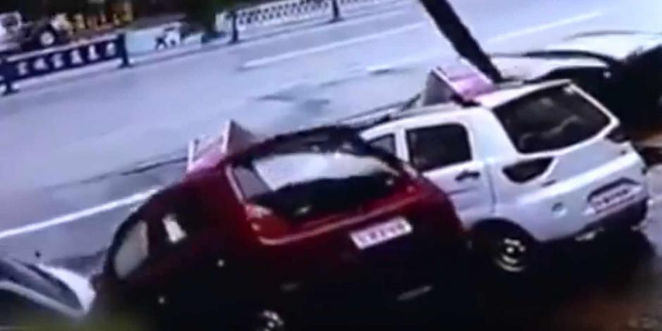 Los veh&iacute;culos estaban estacionados, por lo que ninguna persona result&oacute; herida. (Foto: captura de YouTube)