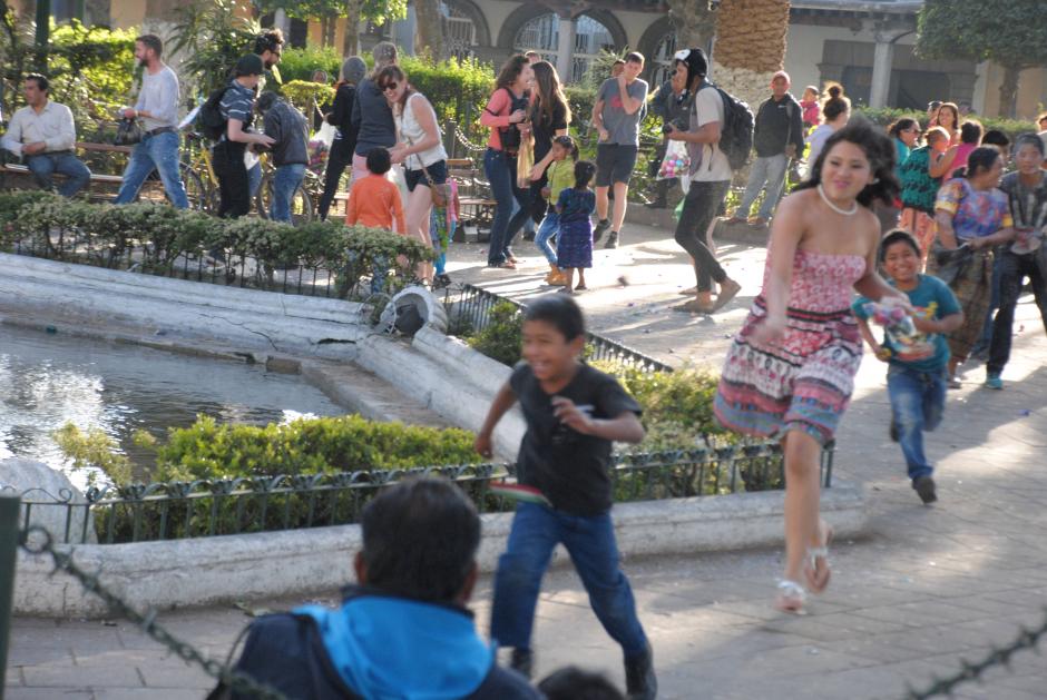 Los ni&ntilde;os fueron los que m&aacute;s disfrutaron de la guerra de cascarones. (Foto: Pablo Sol&iacute;s/Nuestro Diario)
