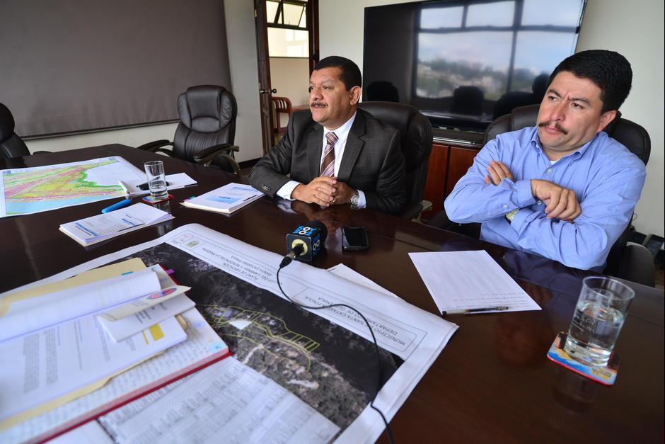 El alcalde de Santa Catarina Pinula Victor Alvarizaes (d) podr&iacute;a enfrentar proceso penal por la tragedia de El Cambray. (Foto: Archivo/Soy502)&nbsp;