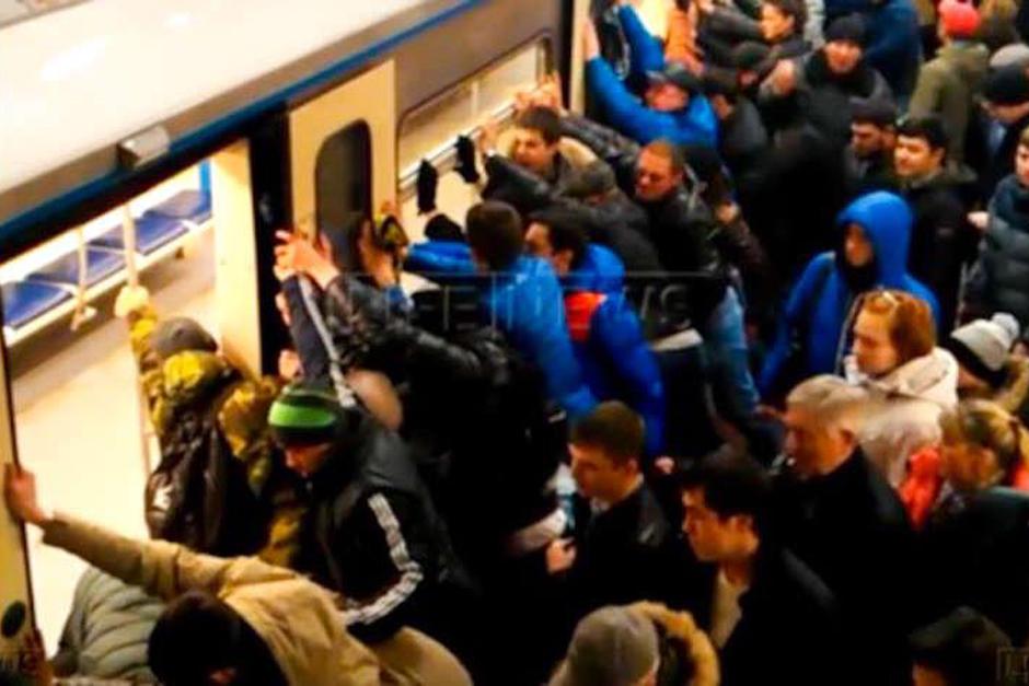 Пассажиры спасены. Пассажиры спасли 8-месячного ребенка на борту самолета. Розенбаум на скорой помощи. Микроавтобус перевернулся на бок. Зажало между поездом и платформой.