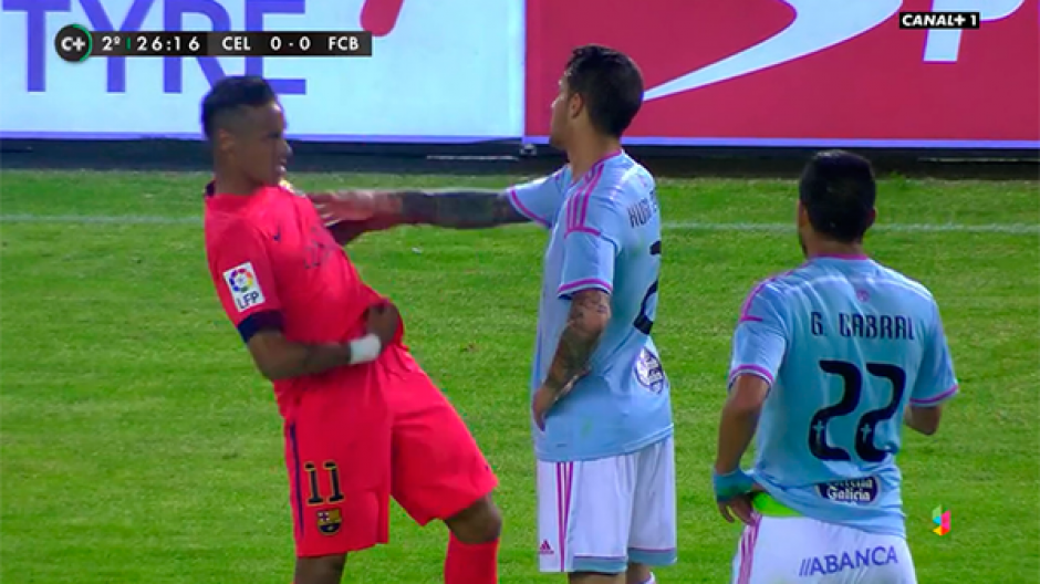 Neymar usó un terrible recurso para incomodar a su rival: decidió sonarse al aire y salpicar con sus fluidos la playera del rival, quien le propinó un empujón.