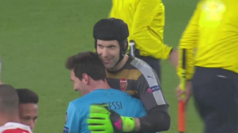 El portero del Arsenal, Petr Cech, felicita a Lionel Messi al final del partido.