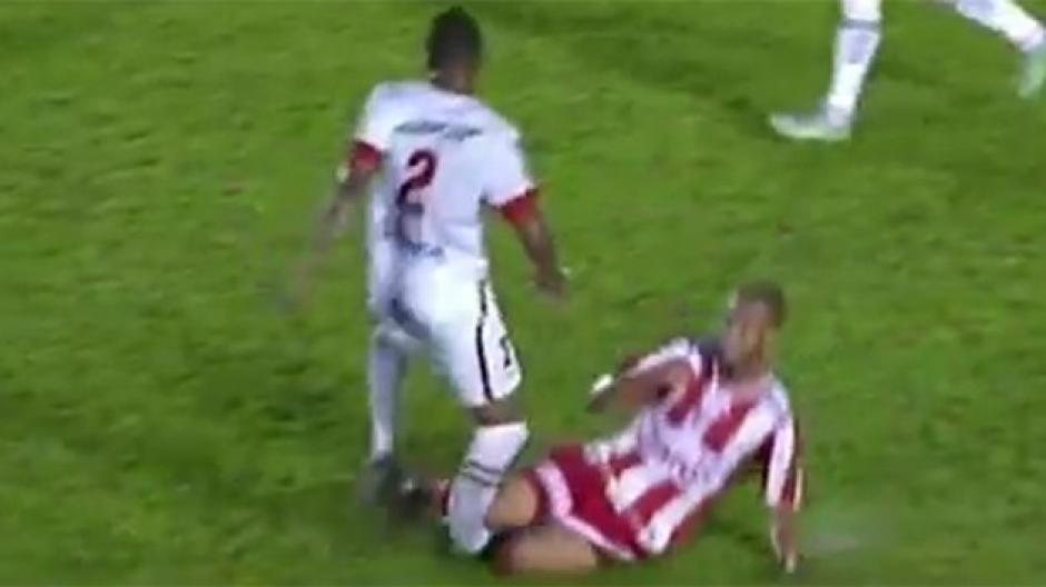 El futbolistas brasile&ntilde;o, Bruno Moura, sufri&oacute; una dolorosa fractura de tibia y peron&eacute;.