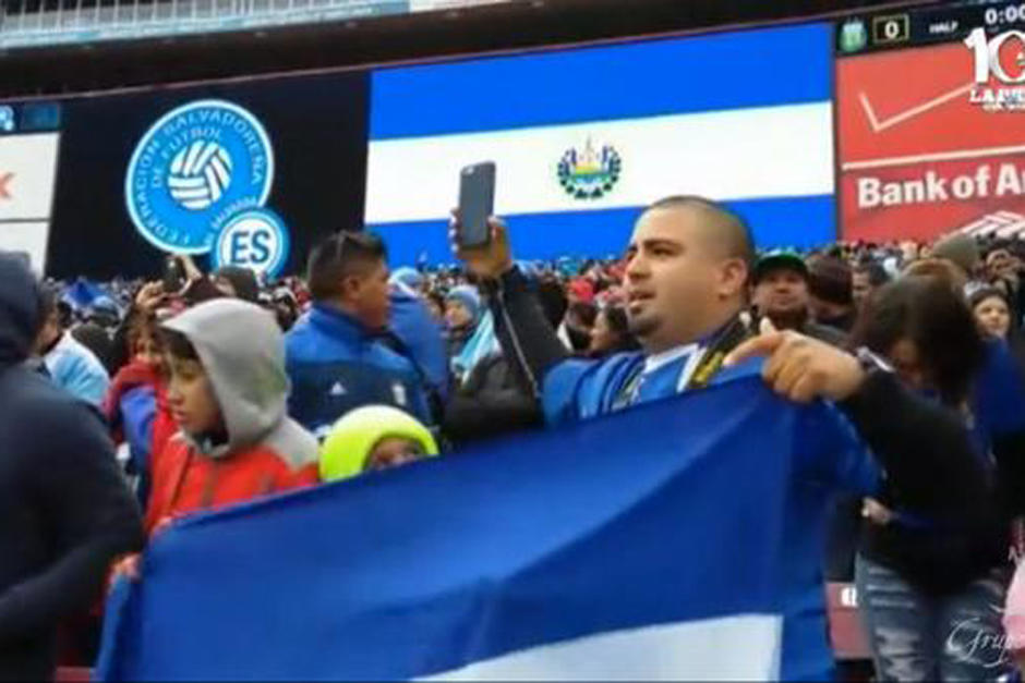 Los aficionados salvadore&ntilde;os asistentes al FedEx Field se sintieron indignados al darse cuenta que confundieron su himno nacional con el de otro pa&iacute;s. (Foto: YouTube)