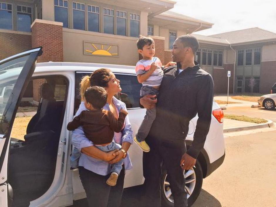 El basquetbolista, Russell Westbrook, regal&oacute; el auto que se gano al ser el MVP del juego de estrellas de la NBA a una madre soltera. (Foto: Westbrook)
