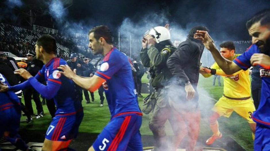 Los jugadores debieron de correr hacia los vestidores para ponerse a salvo. (Foto: Twitter)