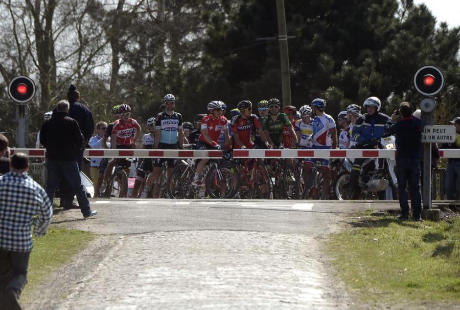 La curiosa imagen del d&iacute;a en la Vuelta&nbsp;Par&iacute;s-Roubaix, en Francia, los ciclistas se tuvieron que detener para que pasara el tren. (Foto: Tomada de Marca)