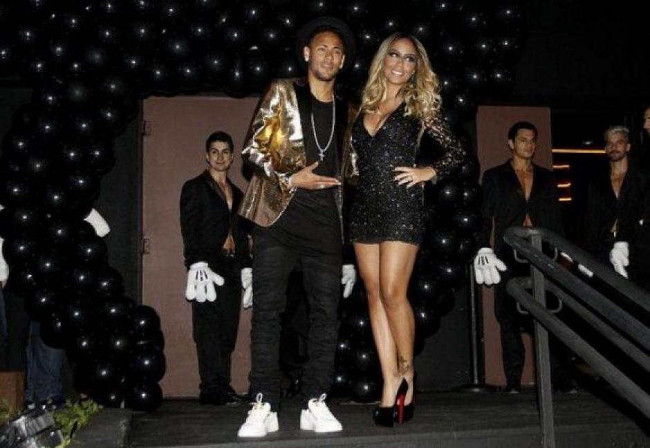 Neymar y Rafaella a su llegada a la discoteca. (Foto: Mundo Deportivo)