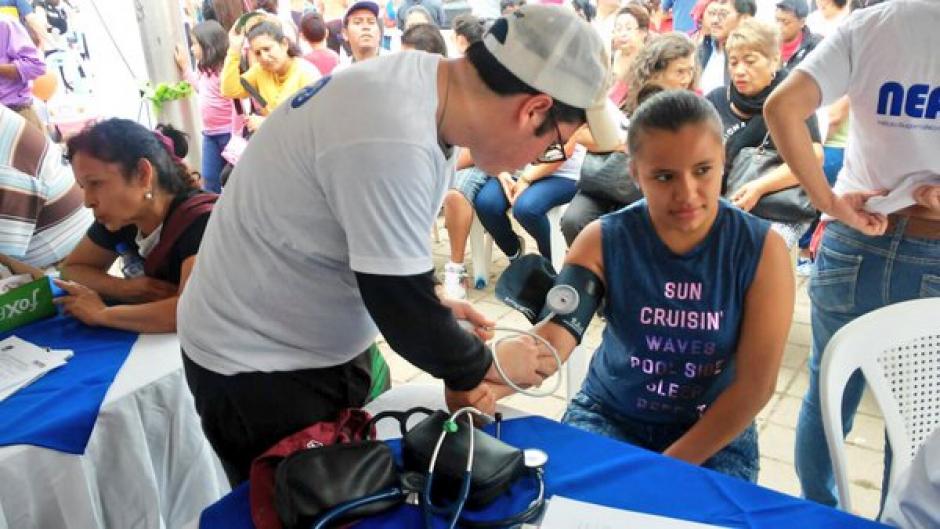 Personal y colaboradores del IGSS realizan evaluaciones gratuitas en la avenida Las Am&eacute;ricas. (Foto Twitter/@Noticias_IGSS)