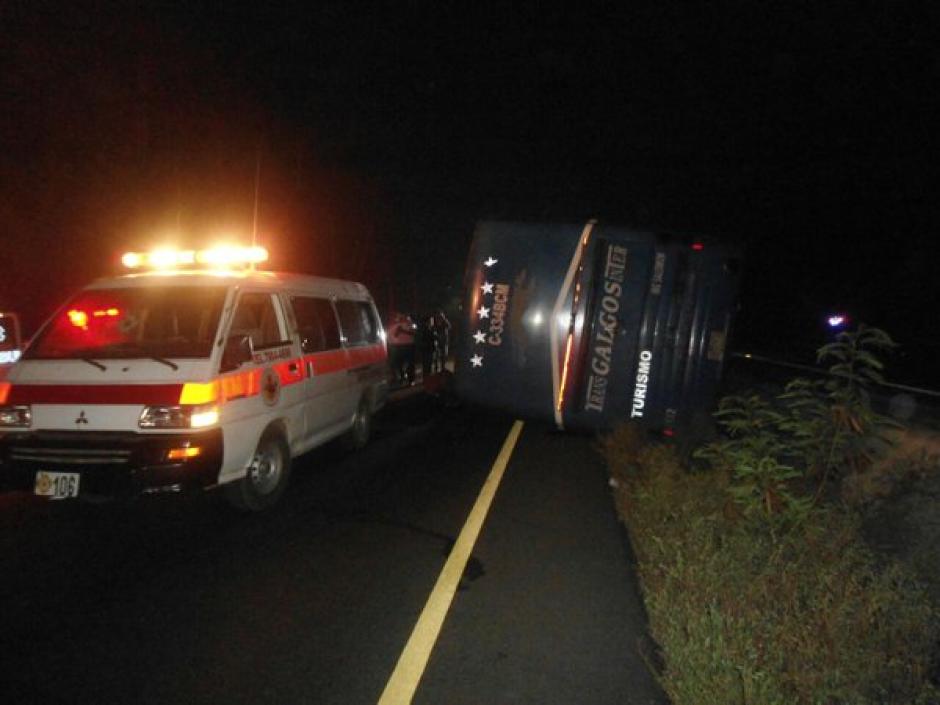 Dos accidentes de tr&aacute;nsito se suscitaron la madrugada de este viernes en la carretera al Pac&iacute;fico y en la ruta hacia Tiquisate. (Foto: @BVoluntariosGT)