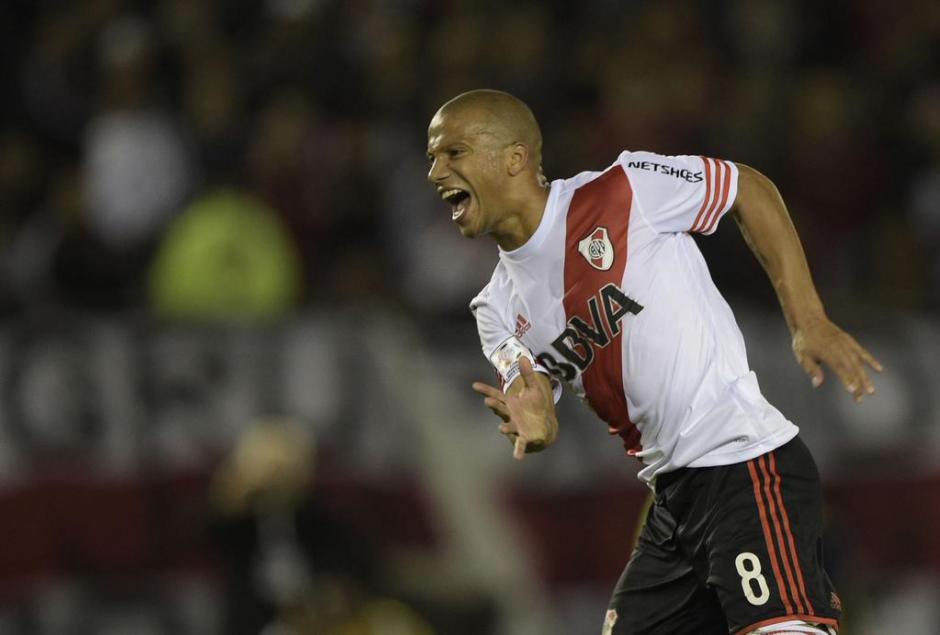 El uruguayo, Carlos S&aacute;nchez, celebra el gol del triunfo de River Plate 1-0 sobre Boca Juniors. (Foto: EFE)