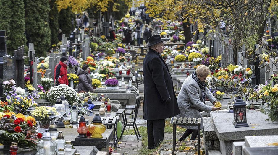 En Polonia, varias personas encendieron velas y colocaron flores en las tumbas. (Foto: Efe)