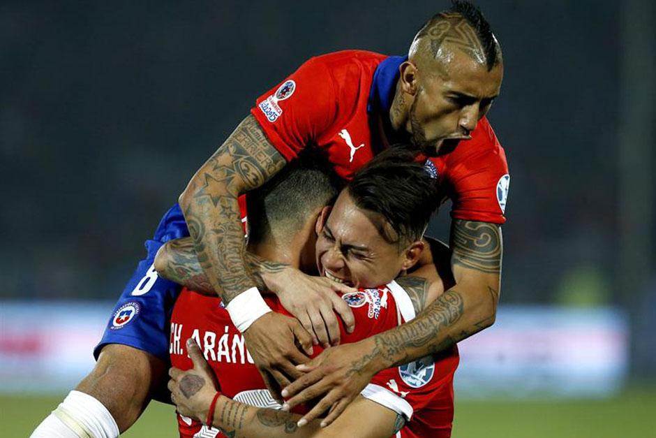 Los jugadores de Chile festejaron el primer gol del partido, obra de Eduardo Vargas. (Foto: EFE)