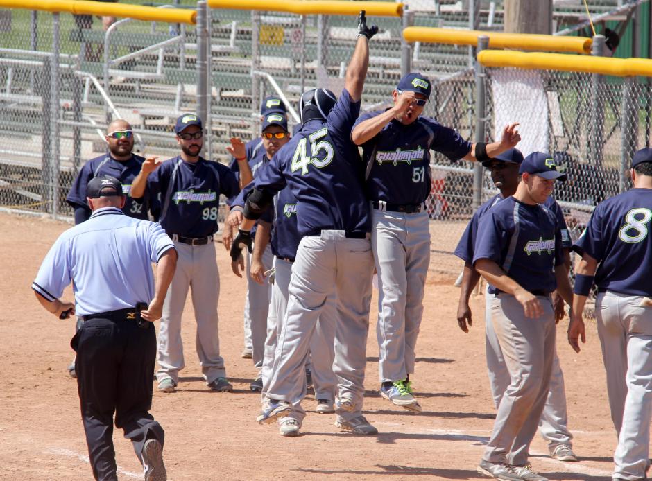 Luis Pedro Folgar celebra despu&eacute;s de conectar un cuadrangular, en el Mundial de Softbol que se disputa en Canad&aacute;. (Foto: Asosoftbol)&nbsp;