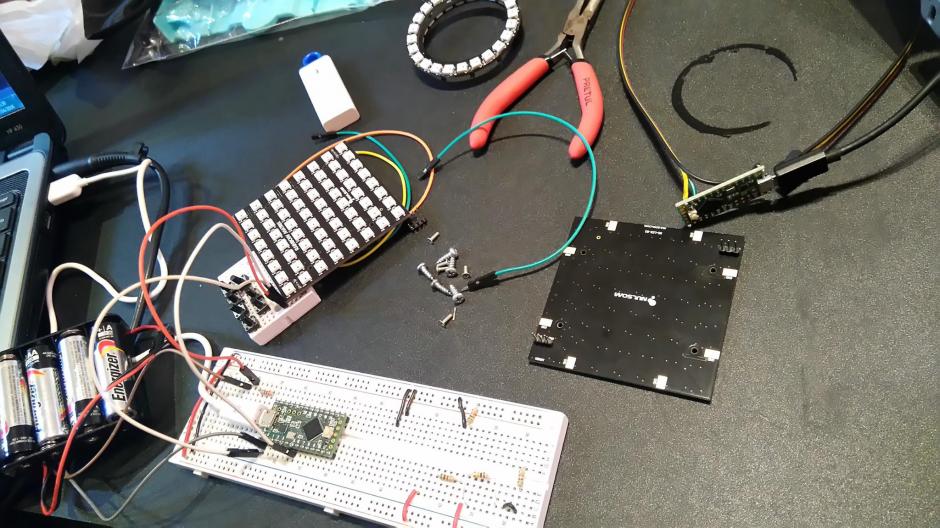 Los dise&ntilde;adores mostraron que la tecnolog&iacute;a se puede combinar con la moda. (Foto: Celia Castellanos)