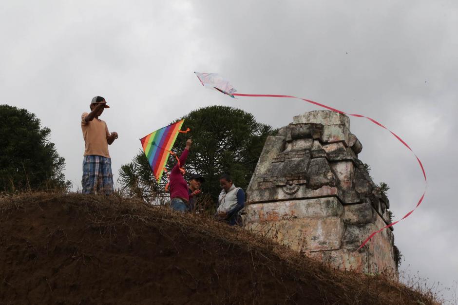 Los visitantes aprovecharon para volar barriletes en el cementerio. (Foto: Alejandro Bal&aacute;n/ Soy502)