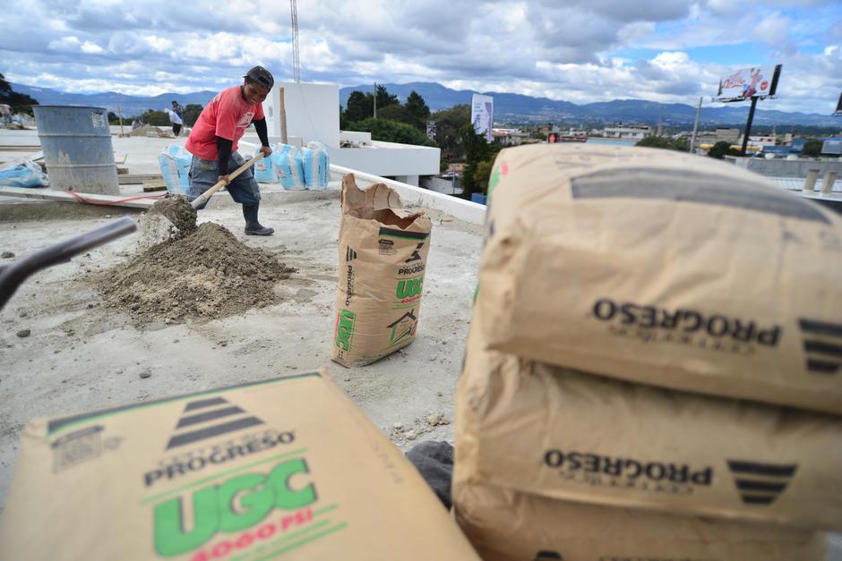 La Ley de Presupuesto para 2015 detalla un incremento al transporte de cada saco de cemento de Q1.50 a Q5. (Foto Wilder L&oacute;pez/Soy502)
