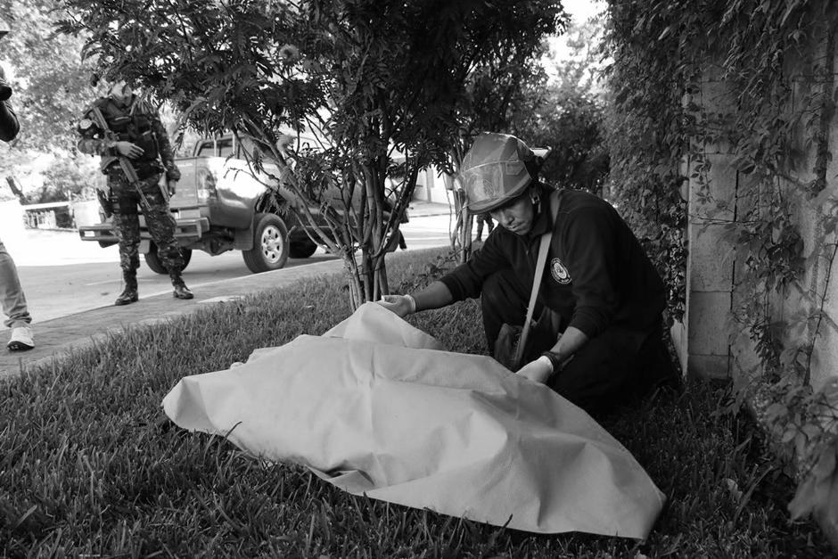 El cuerpo del exministro de Finanzas Pavel Centeno qued&oacute; tendido en las afueras de la residencia. (Foto: Bomberos Municipales)  