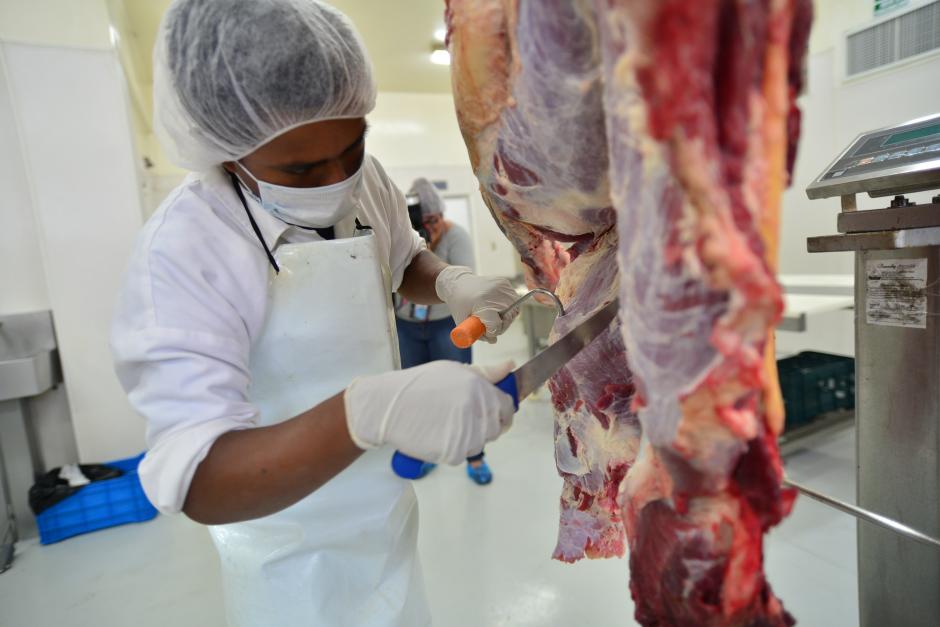 Seg&uacute;n los expendedores, los cortes de carne m&aacute;s finos se han vuelto de dif&iacute;cil acceso para la mayor parte de los hogares. (Foto: Wilder L&oacute;pez/Soy502)