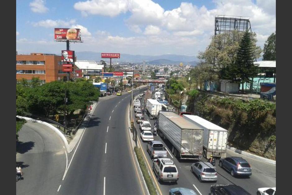El bloqueo ha generado largas filas de veh&iacute;culos en el ingreso a la ciudad de Guatemala desde la carretera al Atl&aacute;ntico. (Foto&nbsp;@benji_bu_dice)
