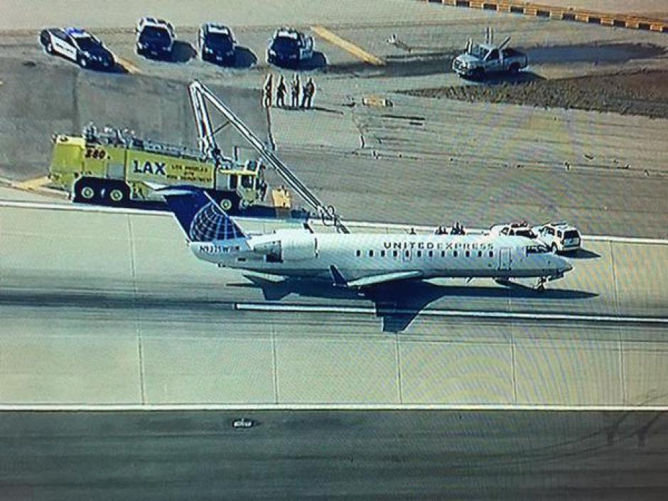 Intr&eacute;pida maniobra de pilotos, durante aterrizaje de emergencia en el aeropuerto LAX de Los &Aacute;ngeles, evita tragedia.