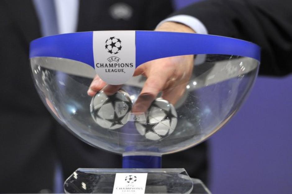 Los futbolistas y la afici&oacute;n del Real Madrid esperan el sorteo de semifinales de la Liga de Campeones de Europa. (Foto: EFE)
