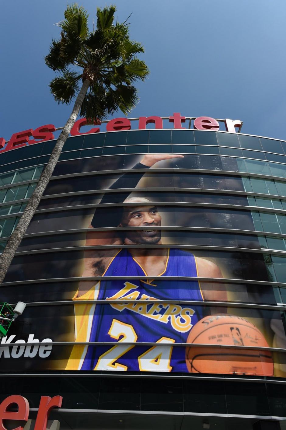 La fachada del Staples Center anuncia el adi&oacute;s de Kobe. (Foto: Staples Center)