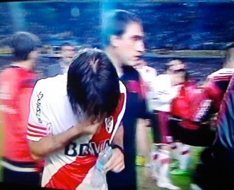 Aficionados de Boca Juniors lanzan gas pimienta sobre jugadores de River Plate en el t&uacute;nel de la Bombonera. (Foto: Fox Sports)