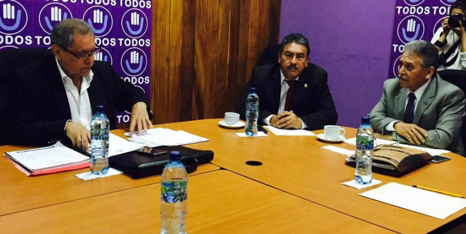 Ovidio Monzón (izquierda), diputado de Todos, señaló este jueves que recomendarán retirarle la inmunidad al ministro de Saludo, Luis Monterroso. (Foto: Todos)