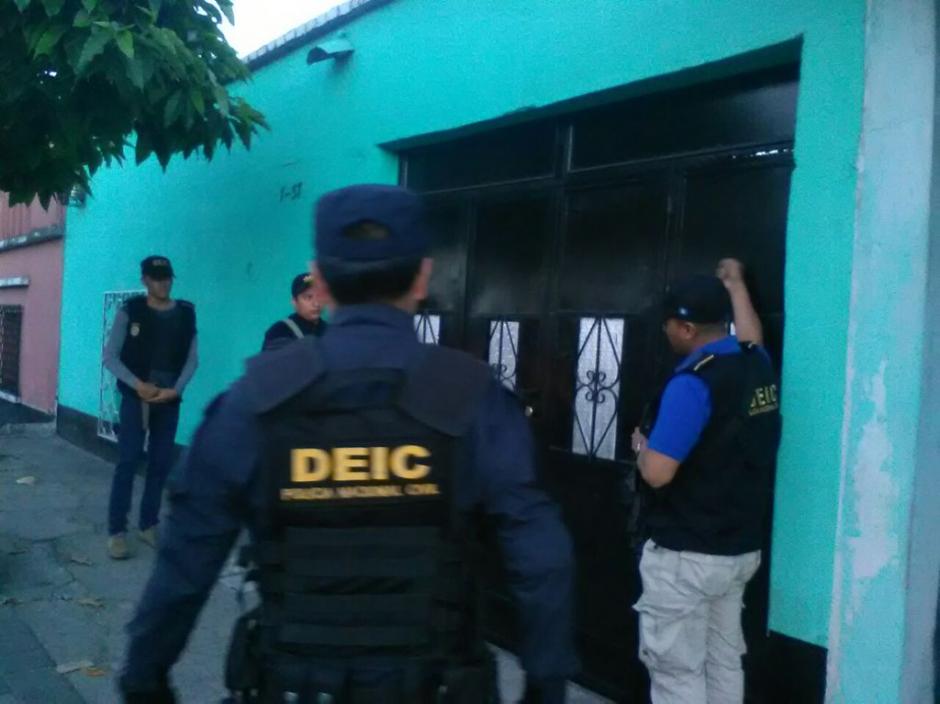 Las autoridades realizan varios allanamientos para capturar a supuestos extorsionistas en Mixco y Chinautla. (Foto: Polic&iacute;a Nacional Civil)