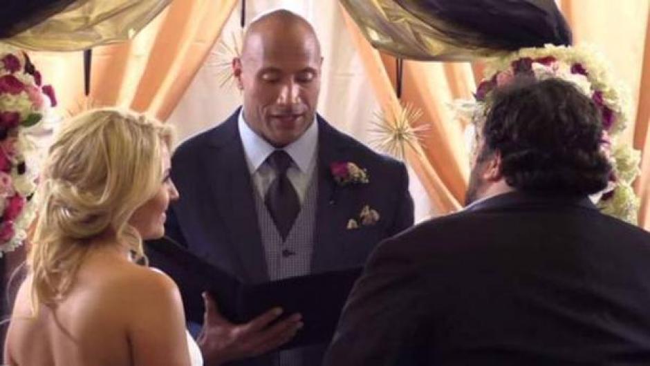 Dwayne Johnson, (La Roca) ofici&oacute; la boda cicvil de uno de sus amigos en California.