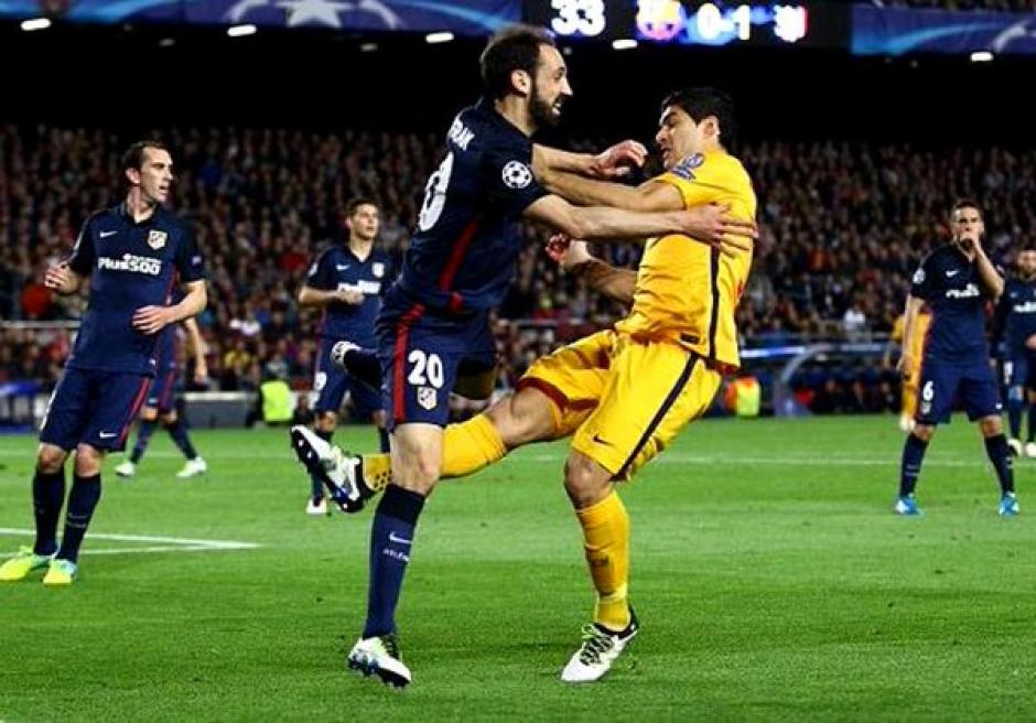 El delantero uruguayo del FC Barcelona, Luis Su&aacute;rez, debi&oacute; de ser expulsado por doble agresi&oacute;n a Juanfran y Filipe Lu&iacute;s. (Foto: EFE)