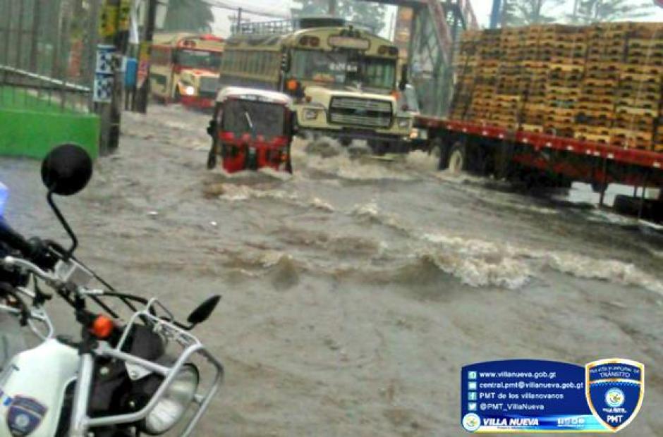 El piloto del moto taxi, desaf&iacute;a la correntada de agua en la zona 4 de Villa Nueva, frente a MetroCentro. (Foto: Gerson Gudiel/ PMT Villa Nueva)&nbsp;